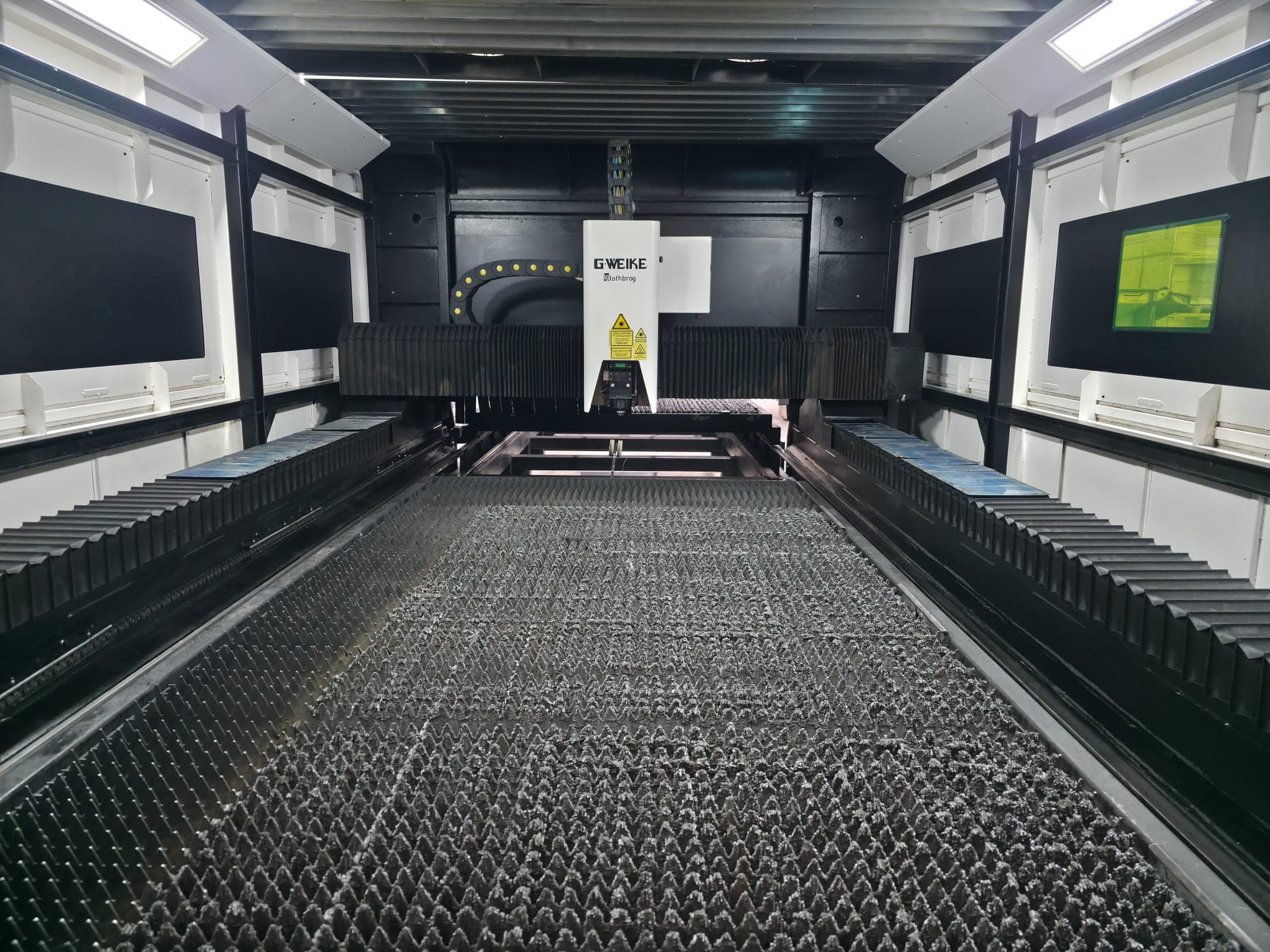 Fiber laser cutting process visual